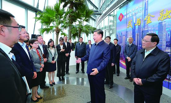 2018年11月6日至7日，中共中央總書記、國家主席、中央軍委主席習(xí)近平在上海考察。這是6日上午，習(xí)近平在上海中心大廈22層的陸家嘴金融城黨建服務(wù)中心，同正在聯(lián)合開展主題黨日活動的企業(yè)黨員親切交談。 新華社記者 謝環(huán)馳/攝