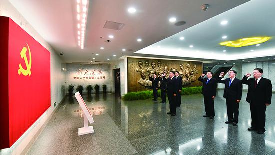 2017年10月31日，中共中央總書記、國家主席、中央軍委主席習(xí)近平帶領(lǐng)中共中央政治局常委李克強(qiáng)、栗戰(zhàn)書、汪洋、王滬寧、趙樂際、韓正，瞻仰上海中共一大會址和浙江嘉興南湖紅船。這是31日上午，在上海中共一大會址紀(jì)念館，習(xí)近平帶領(lǐng)其他中共中央政治局常委同志一起重溫入黨誓詞。 新華社記者 李濤/攝