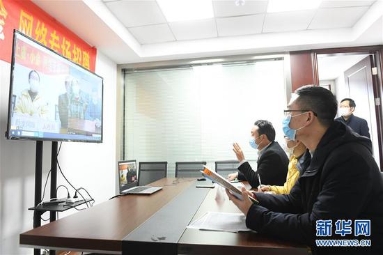  3月11日，在浙江省紹興市上虞區(qū)人社局，上虞區(qū)用人企業(yè)和四川省小金縣務(wù)工人員進(jìn)行網(wǎng)絡(luò)專場招聘。新華社記者 翁忻旸 攝